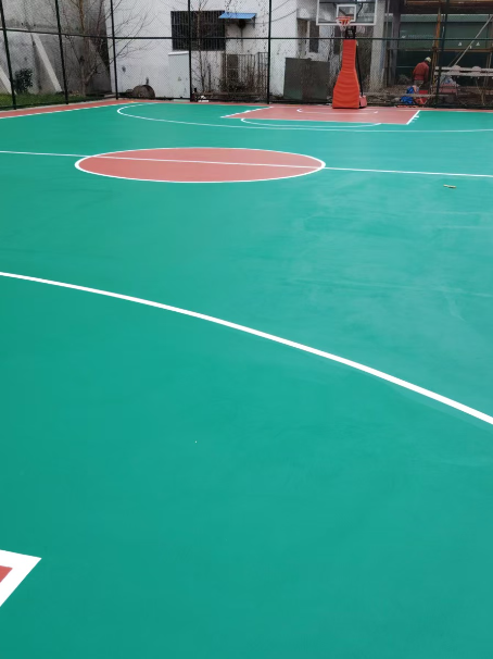 山南 球场长期使用易出现地面开裂